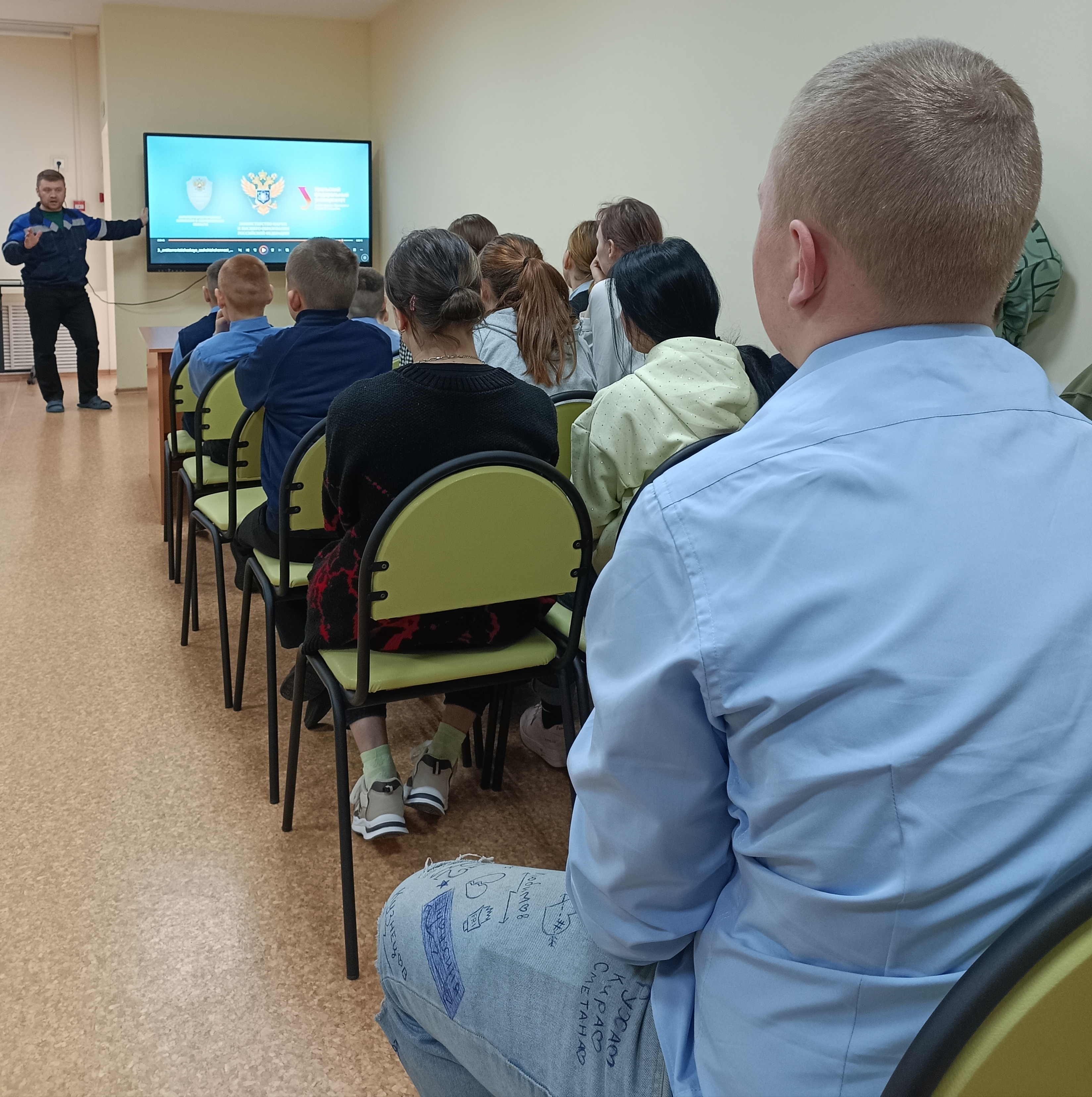 В школе прошла лекция по антитеррористической защищённости.