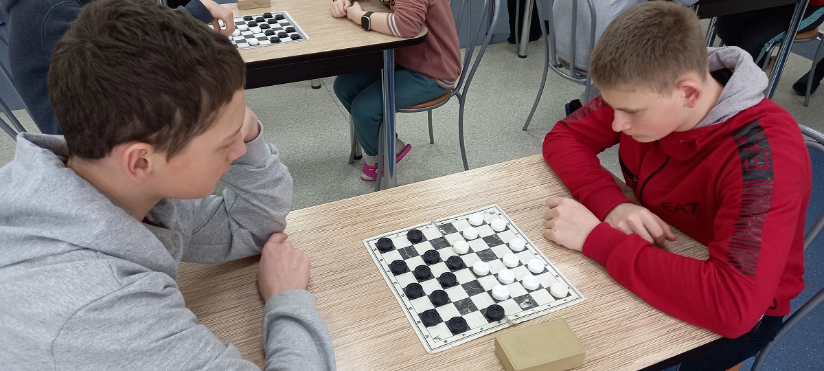 В школе состоялся турнир по шашкам.