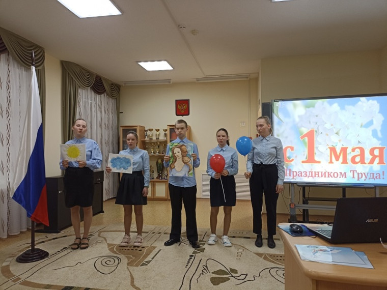 В школе прошел урок о празднике Труда.